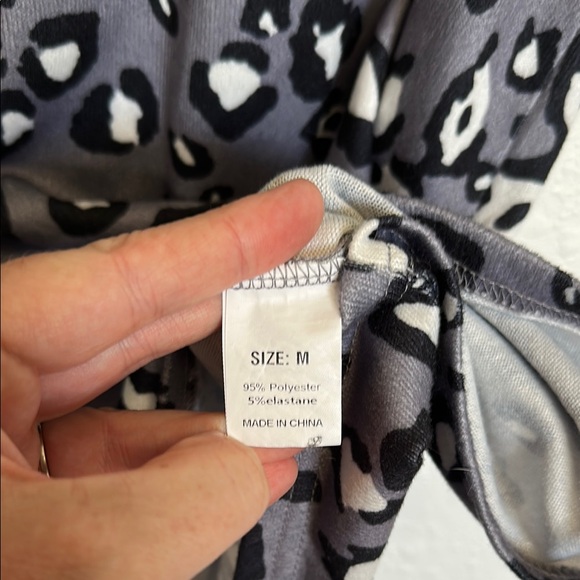 Black and White Sleeveless Animal Print Tank Top Size Medium - Picture 3 of 8